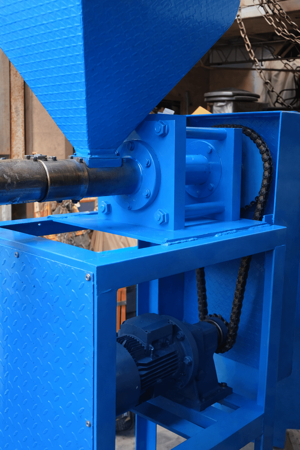 Vista lateral del equipo con tolva